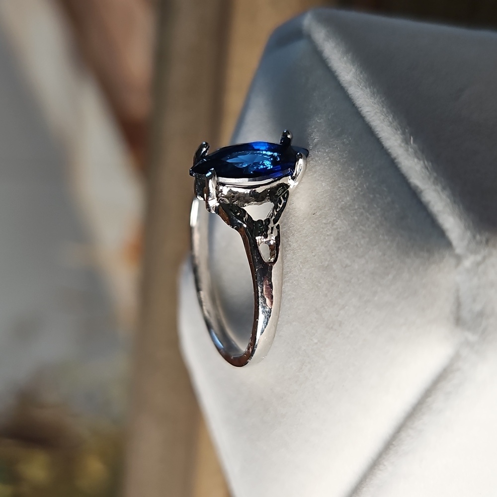 Elegant Silver and Blue Gemstone Ring - Picture 5 of 10